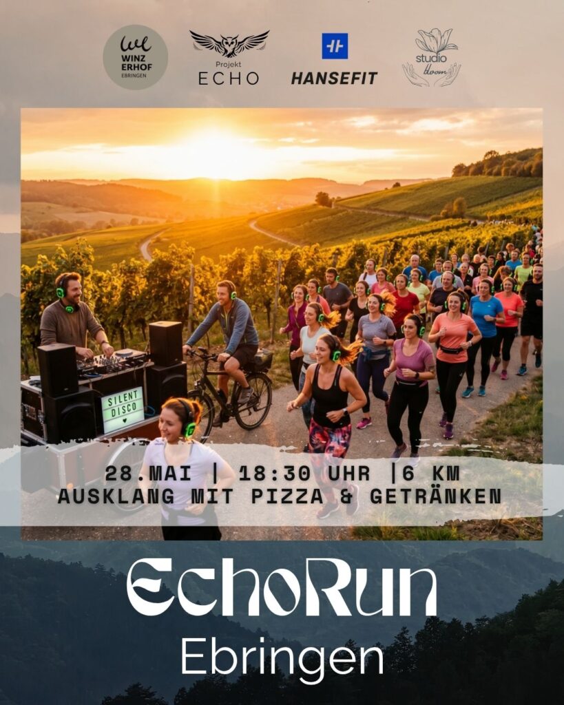 alt="Teilnehmerinnen und Teilnehmer eines EchoRun Silent Disco Runs laufen bei Sonnenuntergang gemeinsam durch die Weinberge in Ebringen. Vorne begleitet ein Live-DJ die Gruppe mit Musik, alle tragen Kopfhörer. Das Event kombiniert Bewegung, Musik und gemeinsames Erlebnis in der Natur.